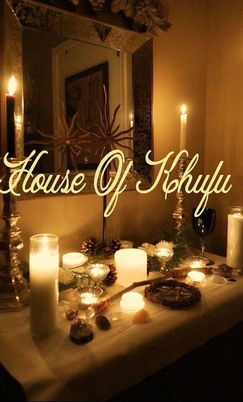 Puede incluir: Una mesa puesta con velas, cristales y un pentagrama de madera. El texto "House of Khrylu" est&aacute; escrito en letras doradas sobre la mesa.