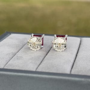 Pendientes de botón de zafiro rosa intenso de talla princesa de 8 mm y 7,375 cts. Fabricados en laboratorio con corte de precisión. imagen 6