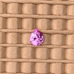 Zafiro rosa de corte pera de 5,43 ct, 13 x 10 mm, 5,5 quilates. Fabricado en laboratorio para anillos, colgantes, cumpleaños, aniversarios y gemas sueltas con corte de precisión. imagen 2