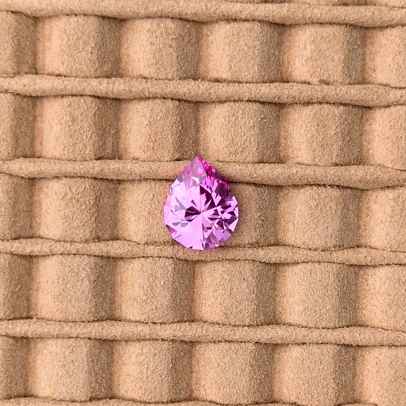 Zafiro rosa de corte pera de 5,43 ct, 13 x 10 mm, 5,5 quilates. Fabricado en laboratorio para anillos, colgantes, cumpleaños, aniversarios y gemas sueltas con corte de precisión. imagen 2