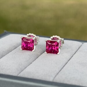 Pendientes de botón de zafiro rosa intenso de talla princesa de 8 mm y 7,375 cts. Fabricados en laboratorio con corte de precisión. imagen 3