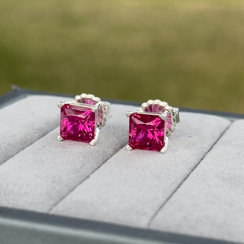 Pendientes de botón de zafiro rosa intenso de talla princesa de 8 mm y 7,375 cts. Fabricados en laboratorio con corte de precisión. imagen 3