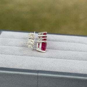 Pendientes de botón de zafiro rosa intenso de talla princesa de 8 mm y 7,375 cts. Fabricados en laboratorio con corte de precisión. imagen 5