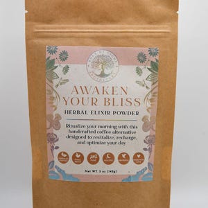 Op de afbeelding: Een bruine papieren zak met een label waarop "Awaken Your Bliss Herbal Elixir Powder" staat. Het label heeft een roze achtergrond met een bloemenpatroon en een boomlogo. De tekst "Ritualize your morning with this handcrafted coffee alternative designed to revitalize, recharge, and optimize your day" staat op het label. Het label bevat ook een lijst met voordelen, zoals "herbalist crafted", "small batch", "100% pure", "holistic", "prayerful" en "made with love". De zak heeft een nettogewicht van 142 g (5 oz).