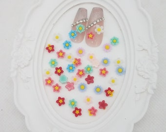 Charmes de fleurs 3D couleurs assorties 50 pièces pour décorations d'ongles, décalcomanies d'ongles, artisanat de bricolage,
