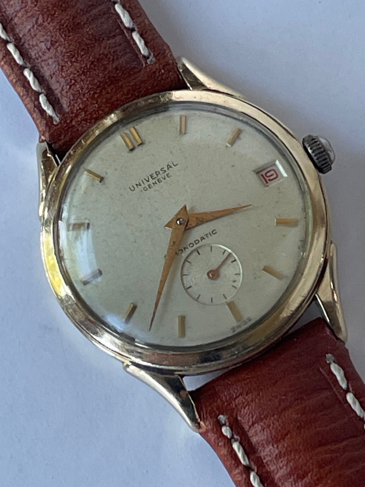 Universal Geneve Monodatic Bumper Automatic Calendar Red Date 18K Gold Filled Screw Down Case Back Fancy Lug Vintage Swiss Made 1954