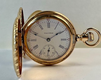 Orologio da tasca antico Waltham con cassa a coperchio in oro 14 carati, quadrante bicolore in porcellana e numeri romani, prodotto negli Stati Uniti nel 1907.