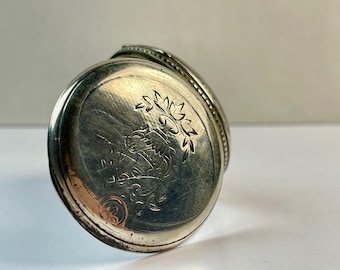 Reloj de bolsillo antiguo anónimo de plata maciza con escape de cilindro, orificios, esfera de porcelana blanca con joyas y números romanos. Fabricado en el Reino Unido en 1860.