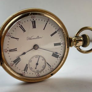Die Uhr wurde von Milo Goldfill aus Porzellan gefertigt und wurde um 1890 hergestellt