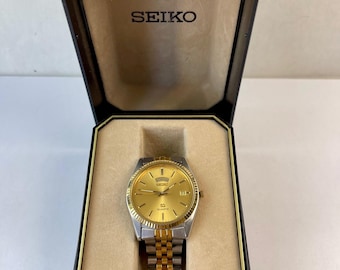 Reloj Seiko SQ Calendar Day/Date con bisel estriado bicolor, modelo Datejust Killer, Ref. 5Y23-8A69A14, con caja original, estilo vintage, fabricado en Japón en 1986.