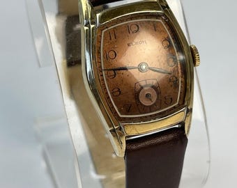 Elbon Art Deco Dress Caixa Tonneau com Tampa Dourada Mostrador Salmão com Pátina Tropical Subsidiária Segundos Fabricado na Suíça
