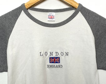 Vintage des années 1990 Londres Angleterre Royaume-Uni Union Jack Spell Out Flag Logo graphique T-shirt bébé pour femmes (taille moyenne pour femmes)