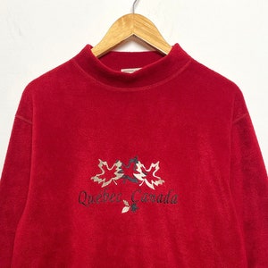 Vintage 1990s Quebec Canada Embroidered Spell Out Leaf Graphic Mock Neck Fleece Pullover Sweatshirt (size adult Medium)