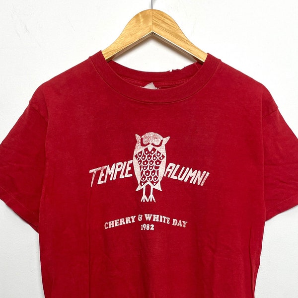 Vintage 1982 Temple University Owls Alumni Philadelphia Cherry and White Day Spell Out Graphic College Tee Shirt (size adult Medium)