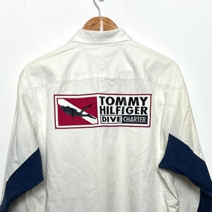 Vintage 1990 Tommy Hilfiger Dive Charter Búsqueda y Rescate Botón Hasta Camisa de vela de manga larga (se adapta a adulto mediano)