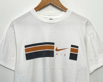 Vintage 1990er Jahre Nike Air Spell Out Swoosh Logo gestreiftes Grafik-T-Shirt (Größe Erwachsene Medium)