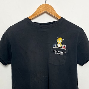 Vintage 1990 Looney Tunes Tweety Bird "¿Lo quieres cuando?" Camiseta divertida con bolsillo y gráfico de dibujos animados de Deadline (talla XS para adulto)