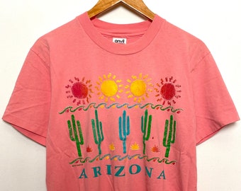 Vintage jaren 1990 Arizona Desert Sun Cactus gemaakt in de VS Spell Out Graphic Pink Tee Shirt (maat volwassen Medium)