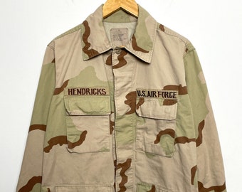 Vintage 1990s Fuerza Aérea de EE.UU. Camuflaje del Desierto "Hendricks" Botón Hasta Camisa de Manga Larga de Bolsillo de Carga Militar (tamaño adulto Grande)