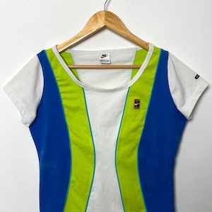 Vintage jaren 1990 Nike Women&#39;s Challenge Court Andre Agassi Gestreept Color Block Tennis Tee Shirt (maat dames Medium)