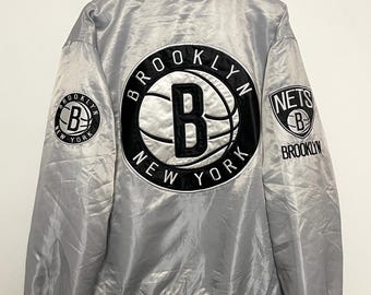 Vintage Jeff Hamilton Brooklyn Nets New York City NBA basketbollsjacka i satinstil (storlek vuxen XL)
