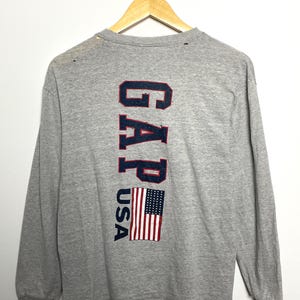 Vintage 1990s Gap USA Spell Out Flag Logo Gray Long Sleeve Graphic Tee Shirt (size adult Small)