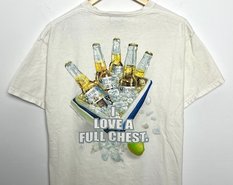 Camiseta vintage de los 2000 con estampado de cerveza Corona Extra “I Love A Full Chest.” (talla mediana de adulto)