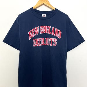 Vintage 2000s New England Patriots NFL Football Spell Out Graphic Navy Blue Tee Shirt (size adult Medium)