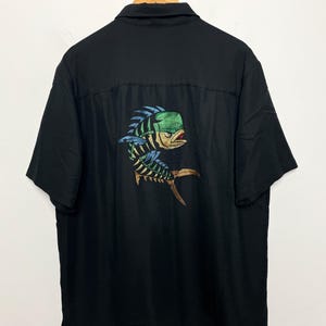 Vintage 1990s Hook and Tackle Embroidered Mahi Mahi Fish Graphic Black Button Up Short Sleeve Deep Sea Fishing Shirt (size adult XL)