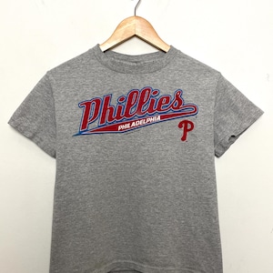 Vintage 2004 Philadelphia Phillies MLB Baseball Spell Out Graphic Tee Shirt (fits adult size XS)