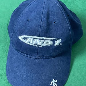 Vintage Y2K und 1 Basketball Zauber aus dunkelblauem Hut (einstellbar)