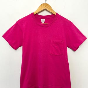 Camiseta vintage Gap Sport rosa intenso con bolsillo en blanco, década de 1980 (talla XS para adultos)