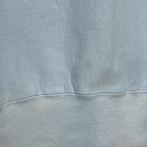 K&ouml;nnte beinhalten: Ein hellblauer Pullover mit geripptem Saum.