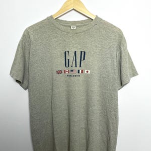 Vintage 1990s Gap Worldwide International Flag Graphic made in USA Gray Tee Shirt (size adult Small)