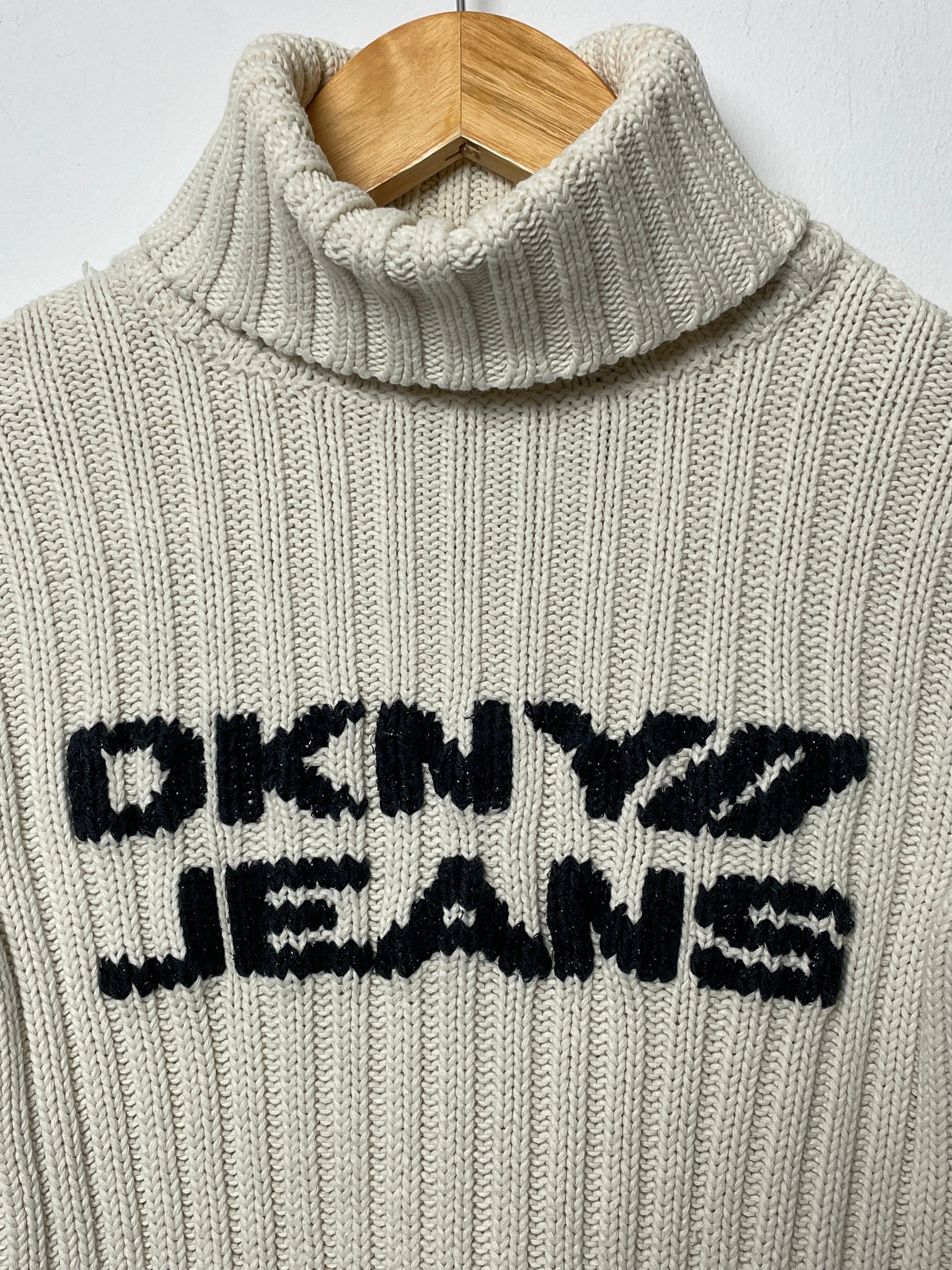 素晴らしい Vintage 2002 Turtleneck Knit Logo Out Spell Jeans DKNY Y2k トップス