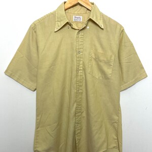 Camisa de manga corta con botones y prensado permanente de la Universidad Shapely Club, vintage, años 70 (talla mediana para adultos)