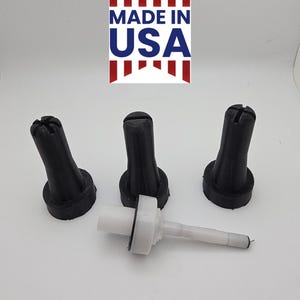 以下が含まれることがあります： 黒いプラスチック製のボトルストッパー3つと、白と黒のプラスチック製の部品。画像には、赤、白、青の配色で「MADE IN USA」のグラフィックが含まれています。