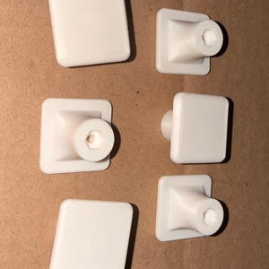 Puxadores e botões modernos e simples para armários e gavetas. imagem 2