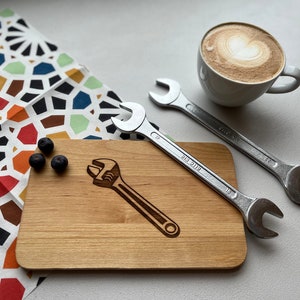 Frühstücksbrett Maschinenbau Naturwissenschaft Geschenkidee Holzbrett Schraubenschlüssel Rohrzange Mechaniker