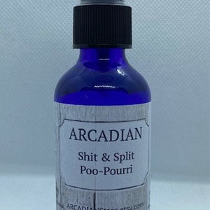 Puede incluir: Una botella de vidrio azul con una boquilla de pulverización negra y una etiqueta blanca que dice "Arcadian Shit & Split Poo-Pourri" y "ArcadianStore.etsy.com".