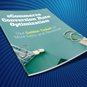 Peut inclure: Une brochure bleu turquoise avec le titre "eCommerce Conversion Rate Optimization" et le sous-titre "Your Golden Ticket to More Sales and Revenue". La couverture présente un chariot de courses et un sac en papier brun avec un ruban doré.