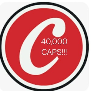 Könnte beinhalten: Ein kreisförmiges Logo mit rotem Hintergrund und weißem Buchstaben "C". Der Text "40.000 CAPS!!!" ist in Weiß innerhalb des Logos geschrieben. Das Logo hat einen schwarzen Rand.