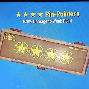 Op de afbeelding: Een rechthoekige, olijfgroene container met vier gele sterren in cirkels. De tekst "Pin-Pointer's" en "+20% Damage to Weak Point" staan boven de container. Extra tekst is "(A 16A2) 1. MSO P. X178-82" en "1306-6853-ZAMA".