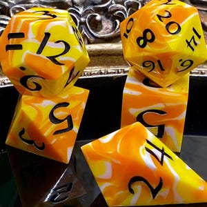 Zuckermais || 7 Teiliges Würfelset Sharp Edge Handgefertigtes Resin Würfelset DnD ttrpg MTG Tabletop Gaming Halloween Würfel Spooky Würfel
