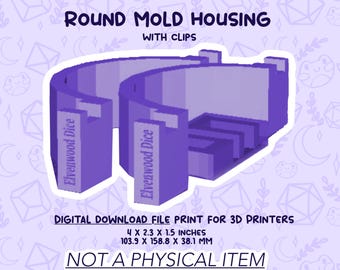 Può includere: Un alloggiamento per stampo rotondo viola, renderizzato in 3D, con clip, progettato per stampanti 3D. Il testo sull'immagine recita "Round Mold Housing with Clips" e "Elvenwood Dice". Le dimensioni sono 10,2 x 5,8 x 3,8 cm. È presente anche il testo "Not a Physical Item".