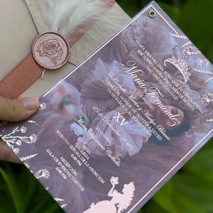 Invito per la Quinceañera con busta rosa cipria, oro rosa, sigillo di ceralacca e fiori selvatici secchi, dolce 15° compleanno, acrilico trasparente