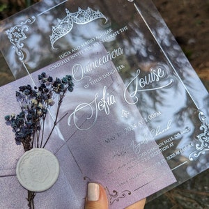 Convite Quinceanera com envelope roxo lilás, acrílico dourado prateado, selo de cera e flores silvestres secas, Doce 15 Aniversário, acrílico transparente