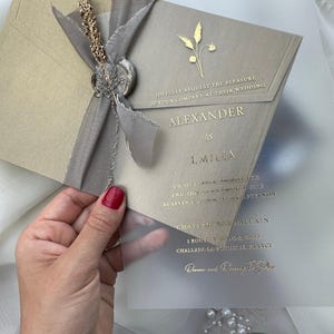Busta color bronzo perlato metallizzato color cachi, fiori secchi metallizzati, biglietto d'invito stampato in lamina d'oro acrilica con nastro di seta, invito di lusso