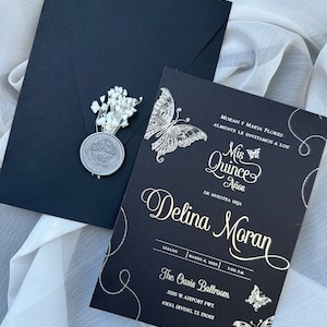 Invitación de Quinceañera con sobre Negro, dorado plateado, sello de cera y flores silvestres Blancas secas, Dulces 15 Cumpleaños, Invitaciones XV Años