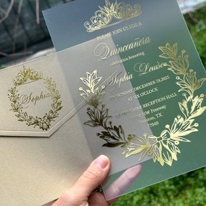 Invitación de quinceañera con sobre en bronce metalizado, acrílico dorado, sello de lacre blanco y flores silvestres secas, invitación de quinceañera